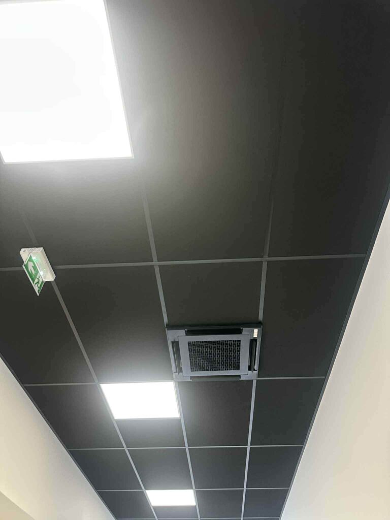 Climatisation encastrée dans le plafond d’une entreprise