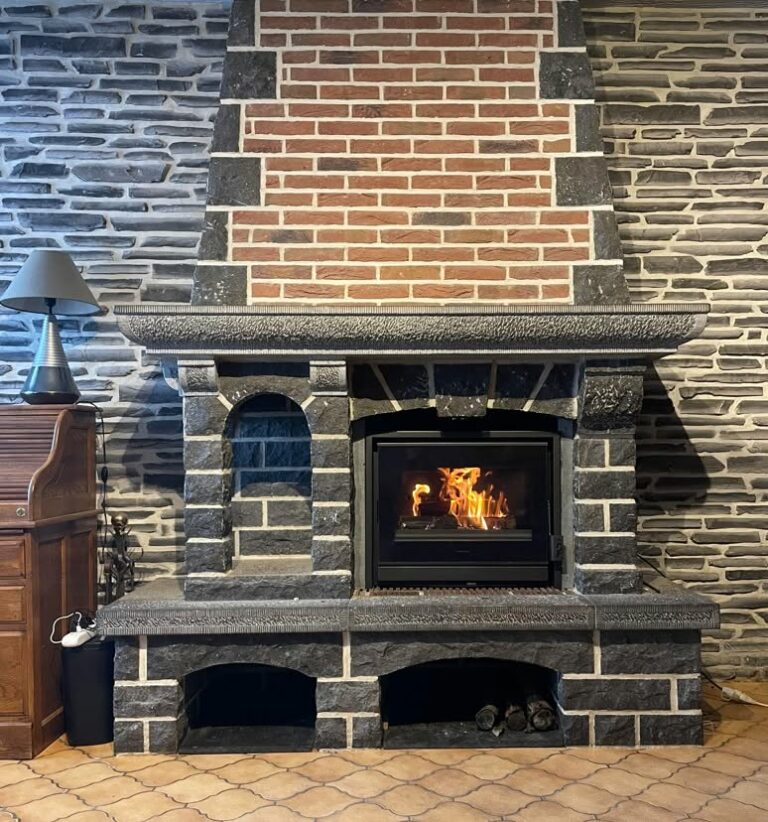 Insert à bois encastré dans une cheminée