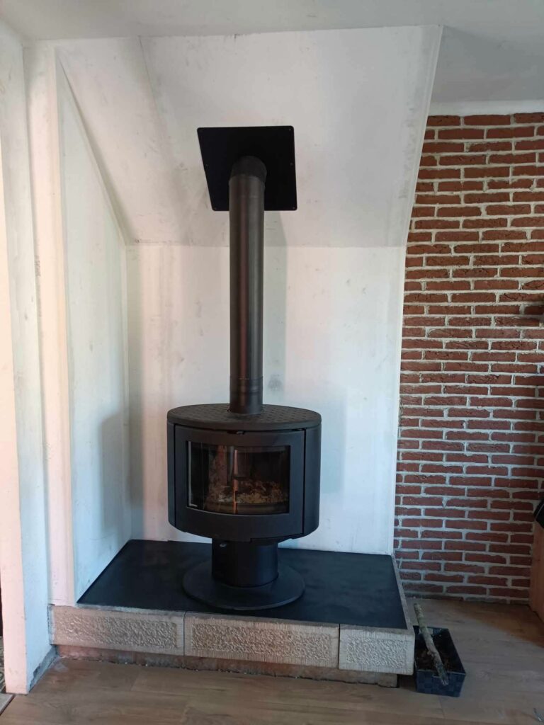 Installation d’un poêle à bois oval