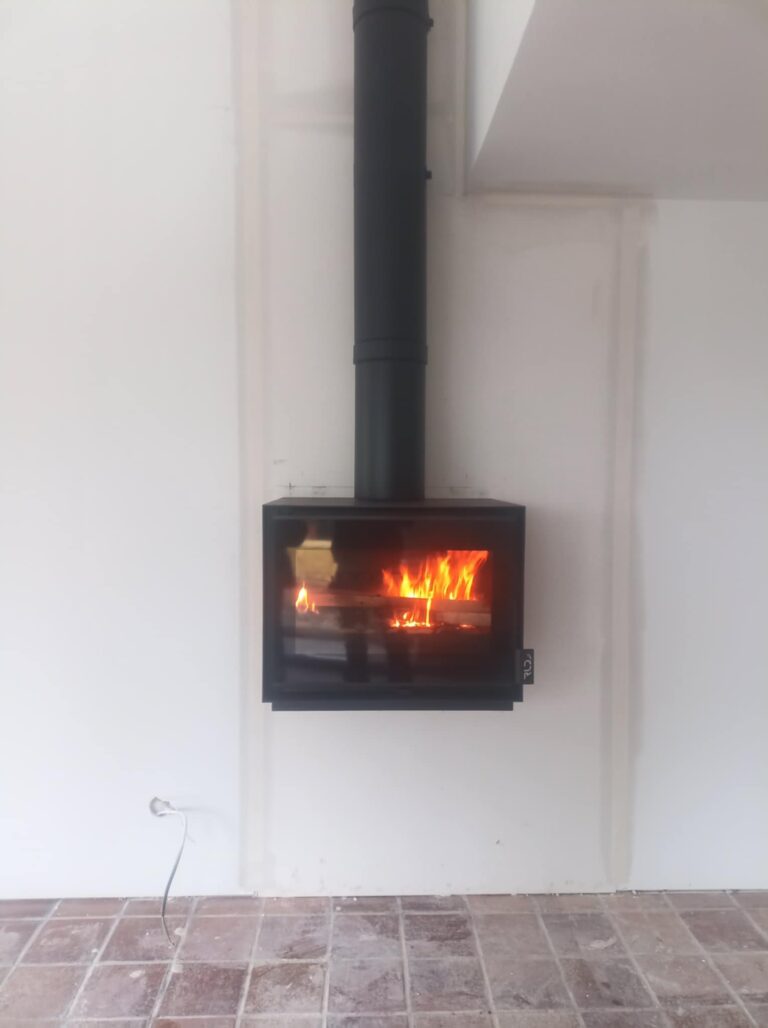 Installation d’un poêle à bois suspendu