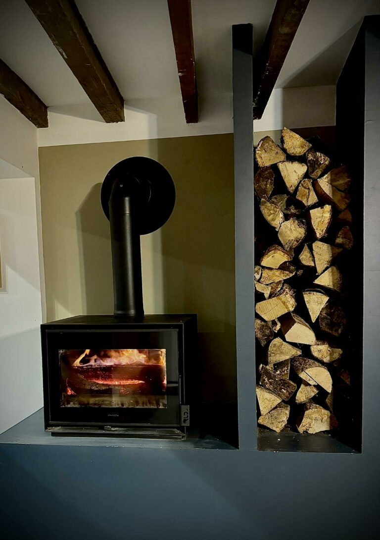 Poêle à bois à ventouse avec niche à buche