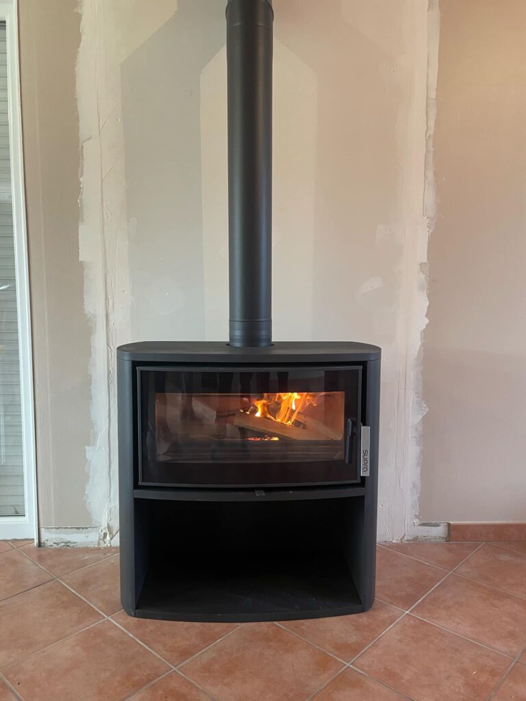 Poêle à bois avec socle à buches à Valenciennes