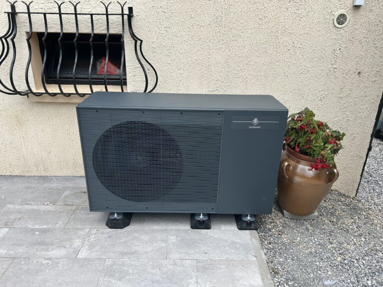 Pose de pompe à chaleur air/eau par un professionnel