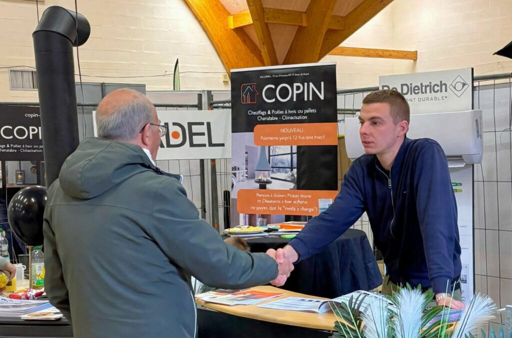 Chef de l’entreprise Copin chauffage Valenciennes conseillant un client